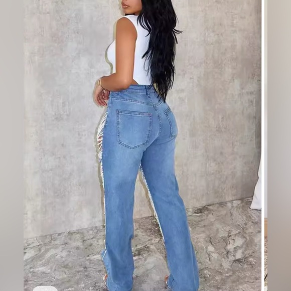 Pearl Embellished Jeans
Size L - Picture 3 of 7